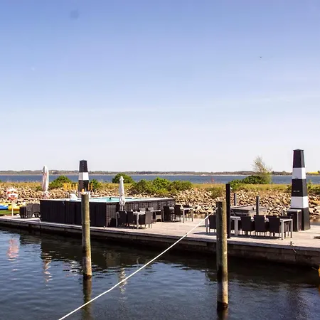 Hotel Strandtangen 3*